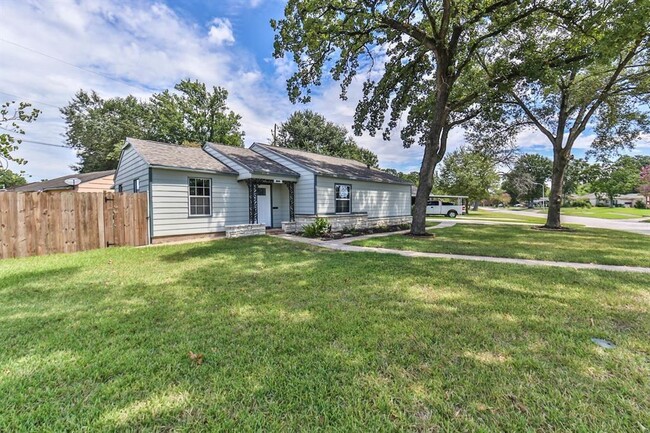Building Photo - 7123 La Paseo St
