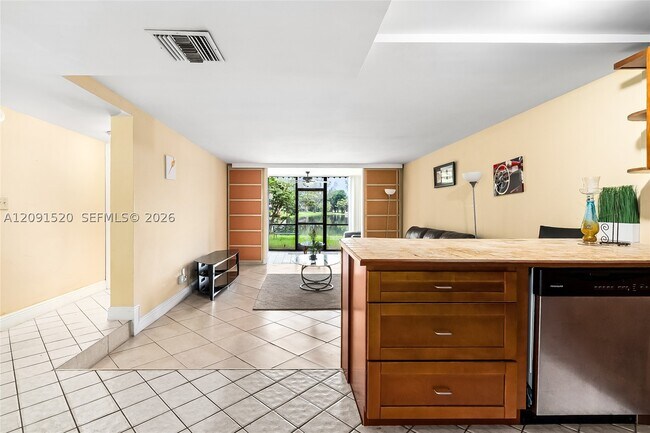 Building Photo - 3710 Inverrary Dr