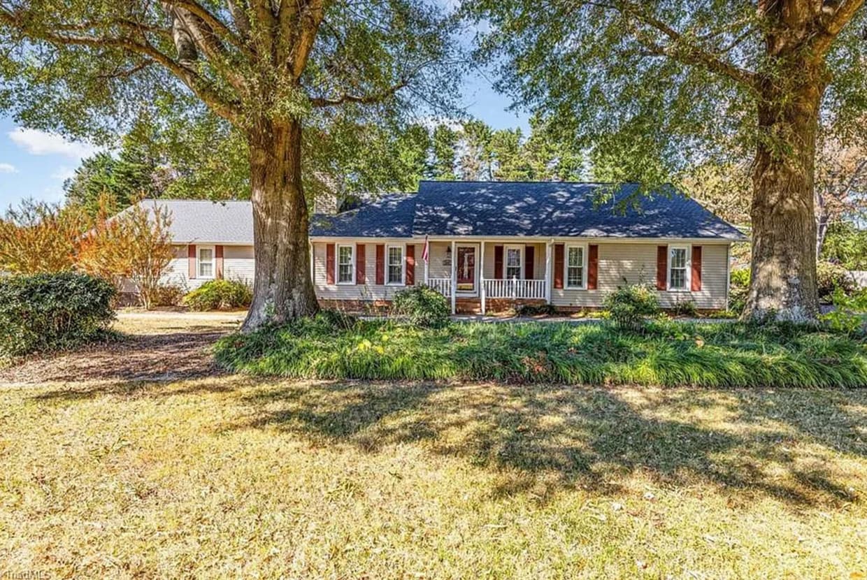 Foto principal - Charming ranch home 3 bedrooms and 2 bathrooms in Burlington w/ 5 garage spaces.