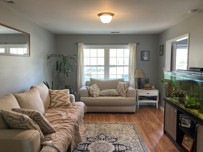 Building Photo - Well Maintained 4 bedroom 2.5 Bath in Hunt...