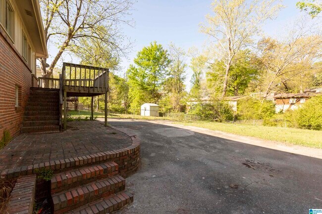 Building Photo - 1332 Lake Ln NE