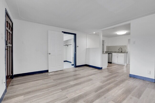 Building Photo - $2,850 - 3 Bed, 2 Bath Updated Home in Den...