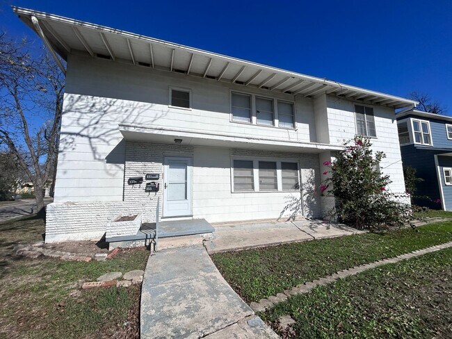 Foto del edificio - **APPLICATION RECEIVED** Lovely DOWNSTAIRS...