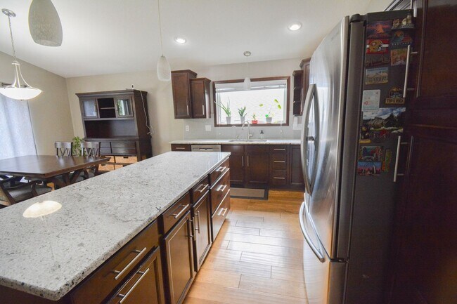 Foto del edificio - 5 Bed, 3 Bath Home for Rent – Utilities In...