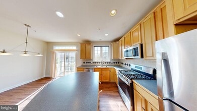 Building Photo - 308 Garden View Square
