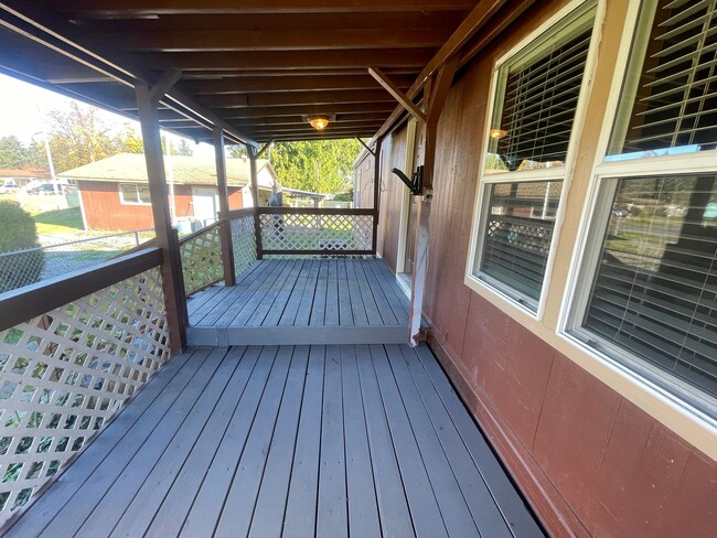 Building Photo - Spacious Rambler Waiting To Be Called Home
