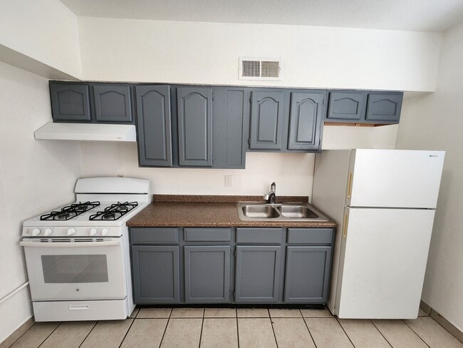 Building Photo - 305 N Almendra St