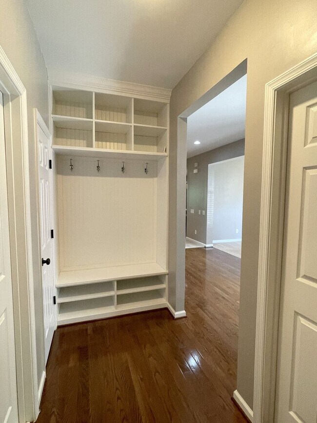 Foto del edificio - Spectacular 4 Bed 3.5 Bath Townhouse In Br...