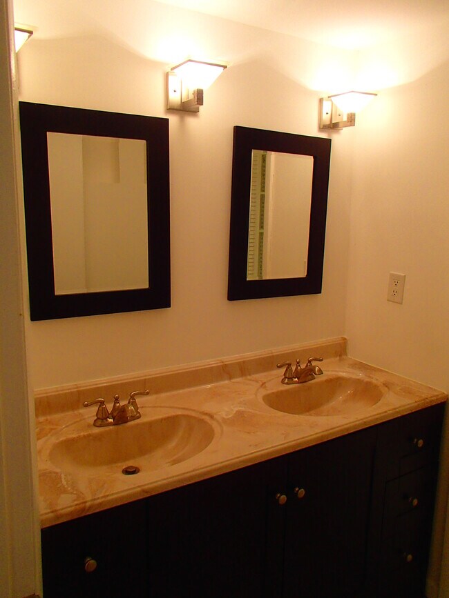 6- Bath w Double sinks - 1337 Kearny St NE