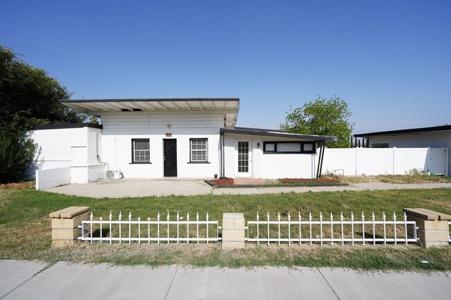 Photo - 1443 N Riverside Ave Apartment