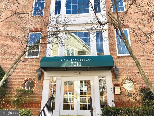 Foto del edificio - 7011 Falls Reach Dr