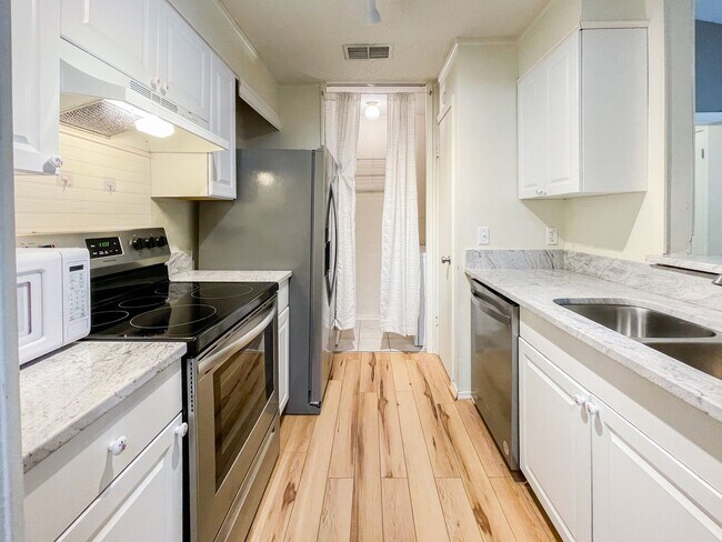 Foto del edificio - ***Beautiful 2 Bed, 2 Bath Condo in the Heart of Pensacola!***