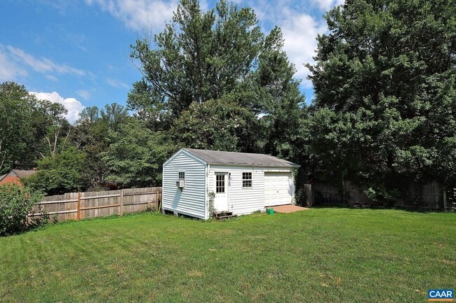 Building Photo - 2219 Greenbrier Dr