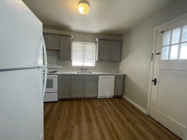 Building Photo - 39-43 W 880 N