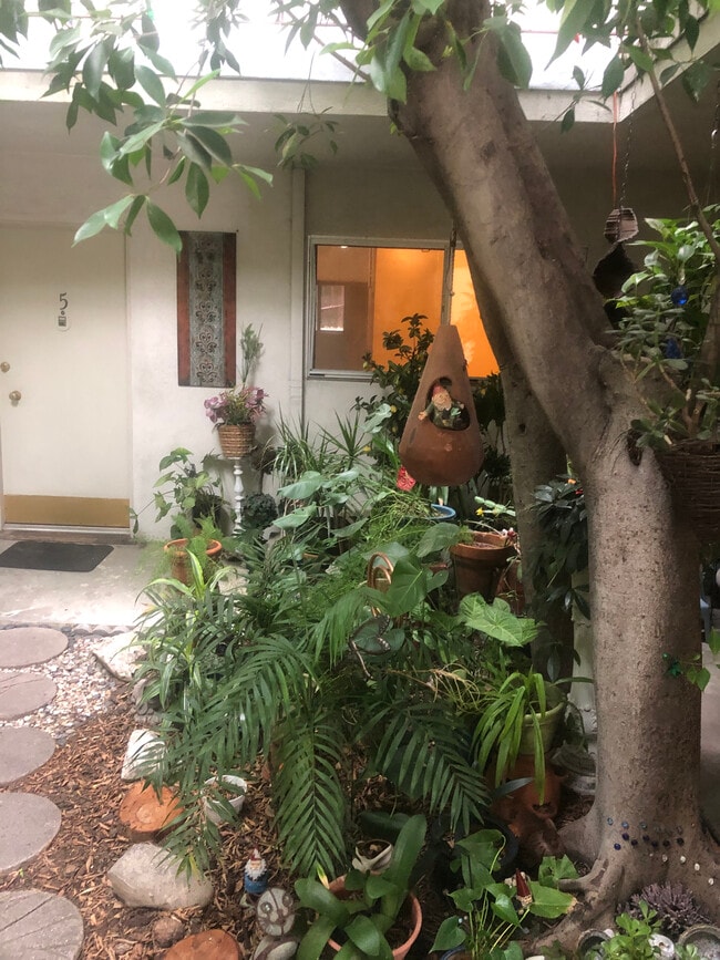 apt entrance - 2167 Beachwood Ter