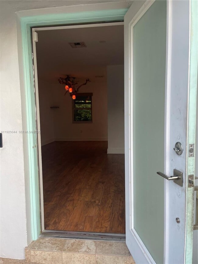 Foto del edificio - 705 E 9th Ct