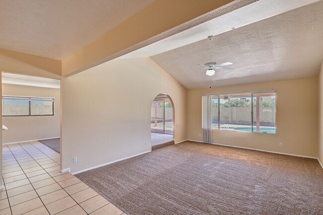 Building Photo - Garden Dr