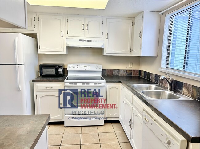 Building Photo - MOVE IN SPECIAL - 2 bed 1.5 bath townhouse...