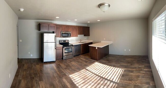 Building Photo - Amazing 2 Story Townhome in Vineyard w/ at...
