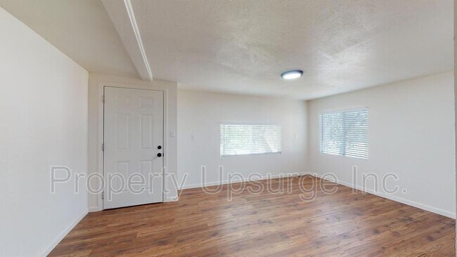 Building Photo - 1701 Grand Coulee Blvd