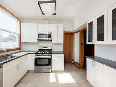 Building Photo - "Experience Vibrant San Francisco Living in This Spacious 4-Bedroom, 2-Bath Gem on Jones Street!"
