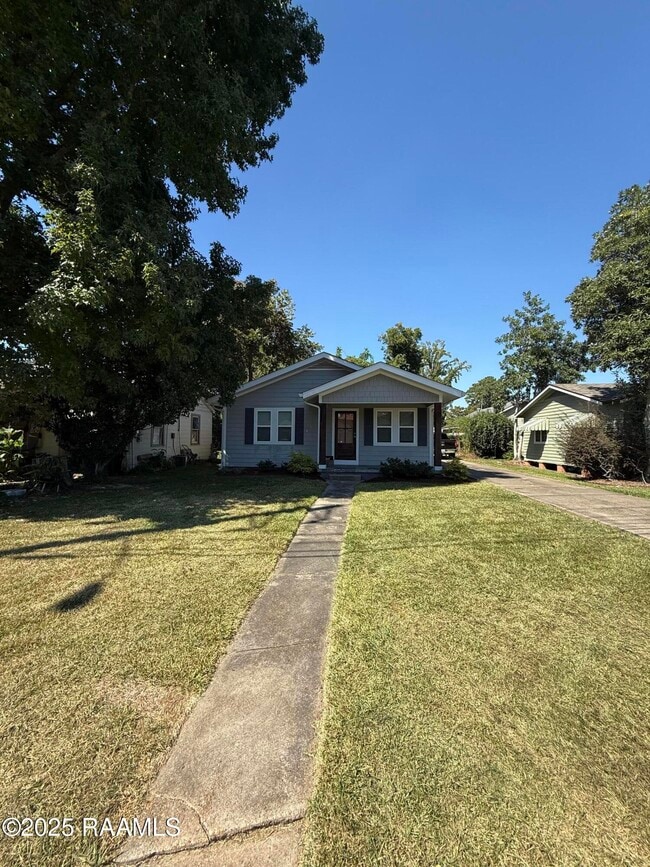 Building Photo - 908 St Landry St