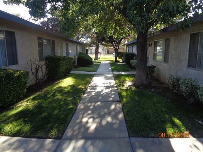 Building Photo - VanDam/Desert