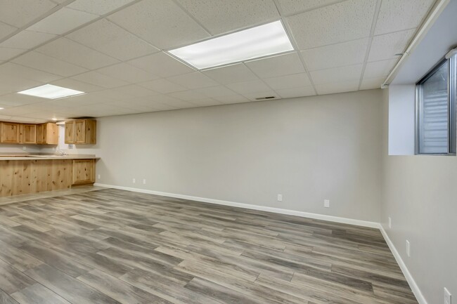 Building Photo - 927 E 200 S St