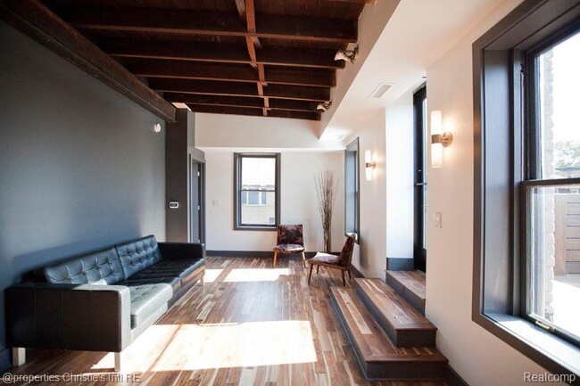 Foto del edificio - 7960 Kercheval Ave
