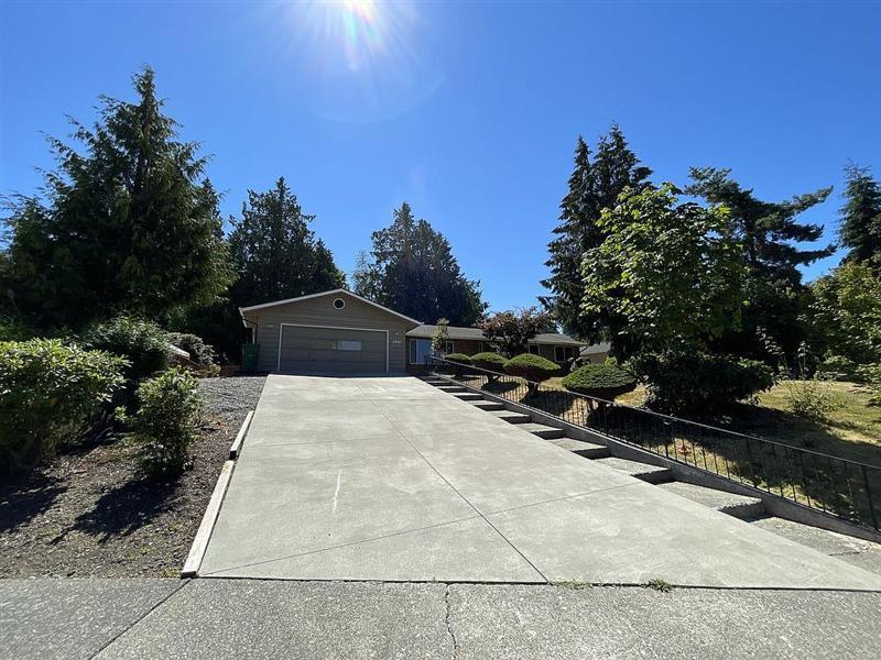 Primary Photo - Well maintained 3 bedroom 2.5 bathroom ram...