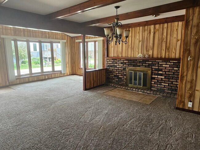 Foto del edificio - 8150 N Thorsen Ln