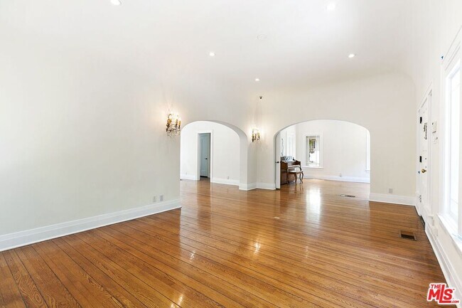 Foto del edificio - 10740 Ashton Ave