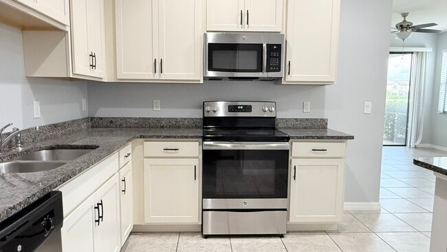 Foto del edificio - 2449 Seven Oaks Dr