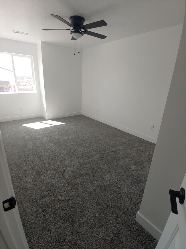Building Photo - Charming Townhome