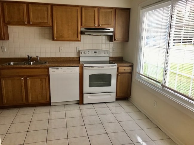 Building Photo - Large end unit townhouse