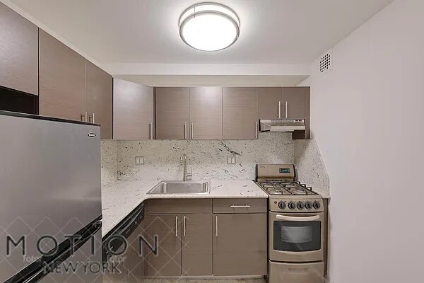 Foto del edificio - 156 E 82nd St