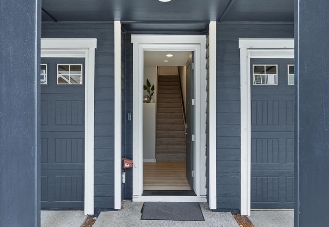 Building Photo - Stunningly Upgraded 2-Bed, 2.5-Bath Townho...