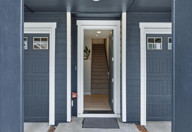 Foto del edificio - Stunningly Upgraded 2-Bed, 2.5-Bath Townho...