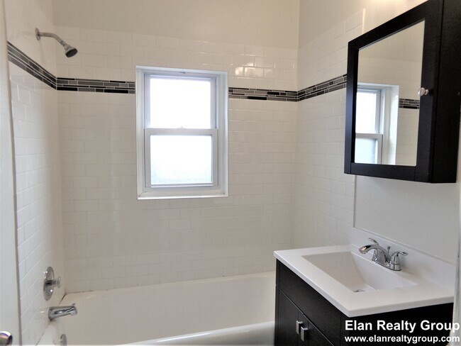 Building Photo - 3819 N Greenview Ave