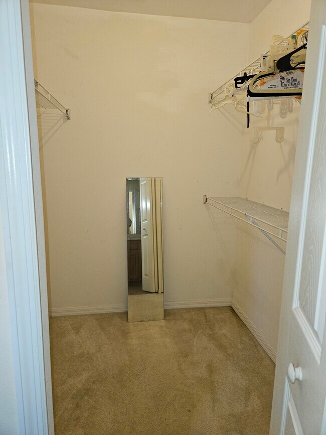Vestidor principal - 520 Benton Dr
