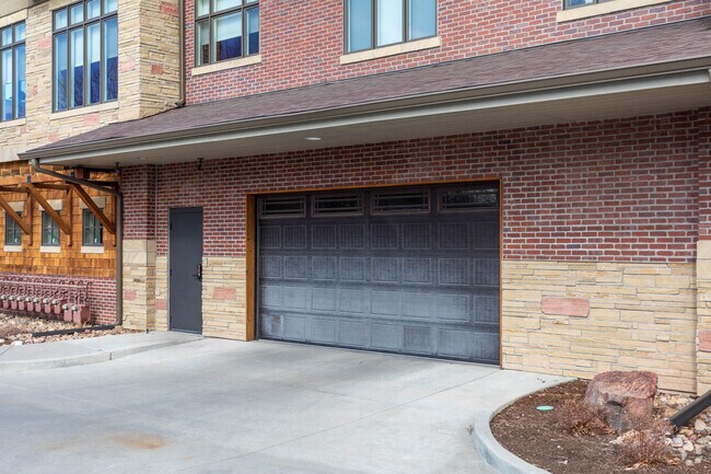 Garaje de estacionamiento - Arrowhead Centre Condos