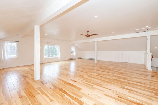 Foto del edificio - 345 Dry Hill Rd