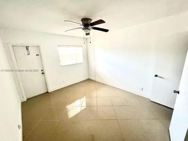 Foto del edificio - 281 NE 40th St