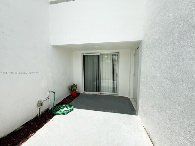 Foto del edificio - 5130 Elmhurst Rd