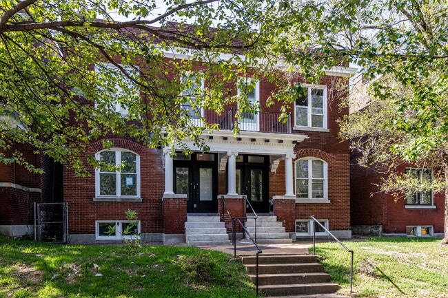 Building Photo - "Spacious Urban Living: Charming 2-Bedroom Retreat in St. Louis City - 1287 Sq Ft of Comfort!"  C...