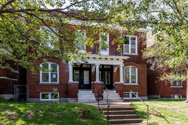 Foto del edificio - "Spacious Urban Living: Charming 2-Bedroom Retreat in St. Louis City - 1287 Sq Ft of Comfort!"  C...