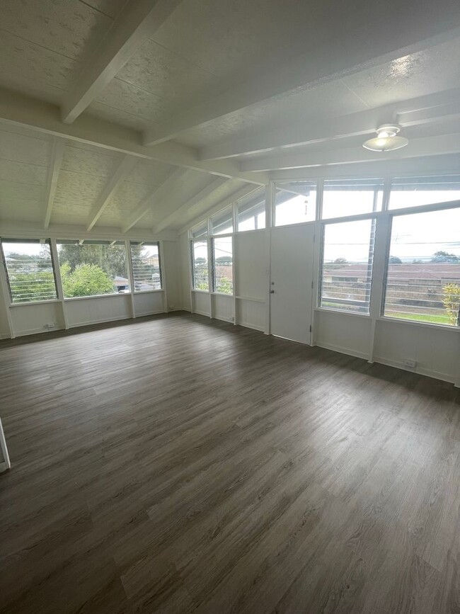 Building Photo - Renovated 3 Bed, 1 Bath, 2 Parking Single ...