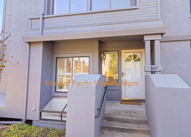 Foto del edificio - Updated Townhome in Sought After Walnut Creek Community ! Close To Restaurants & Shops !