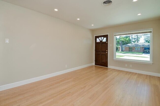 Building Photo - 8330 Waterbury Dr