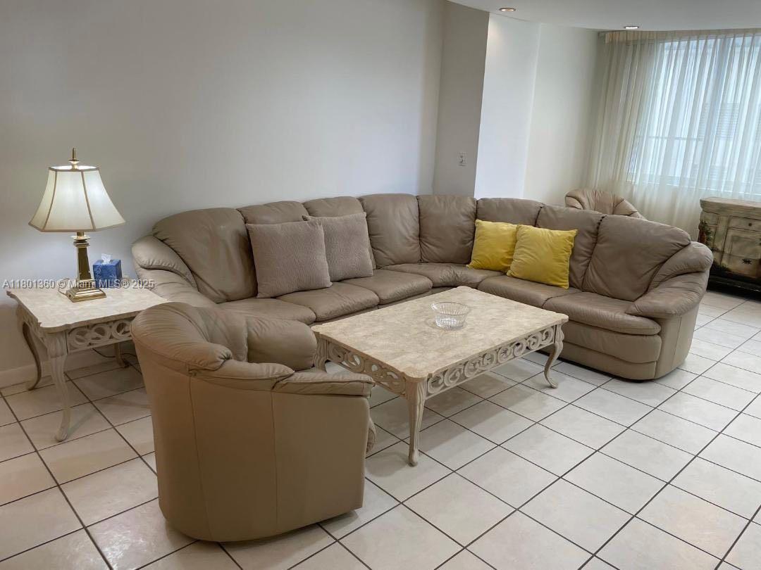 Primary Photo - 5005 Collins Ave
